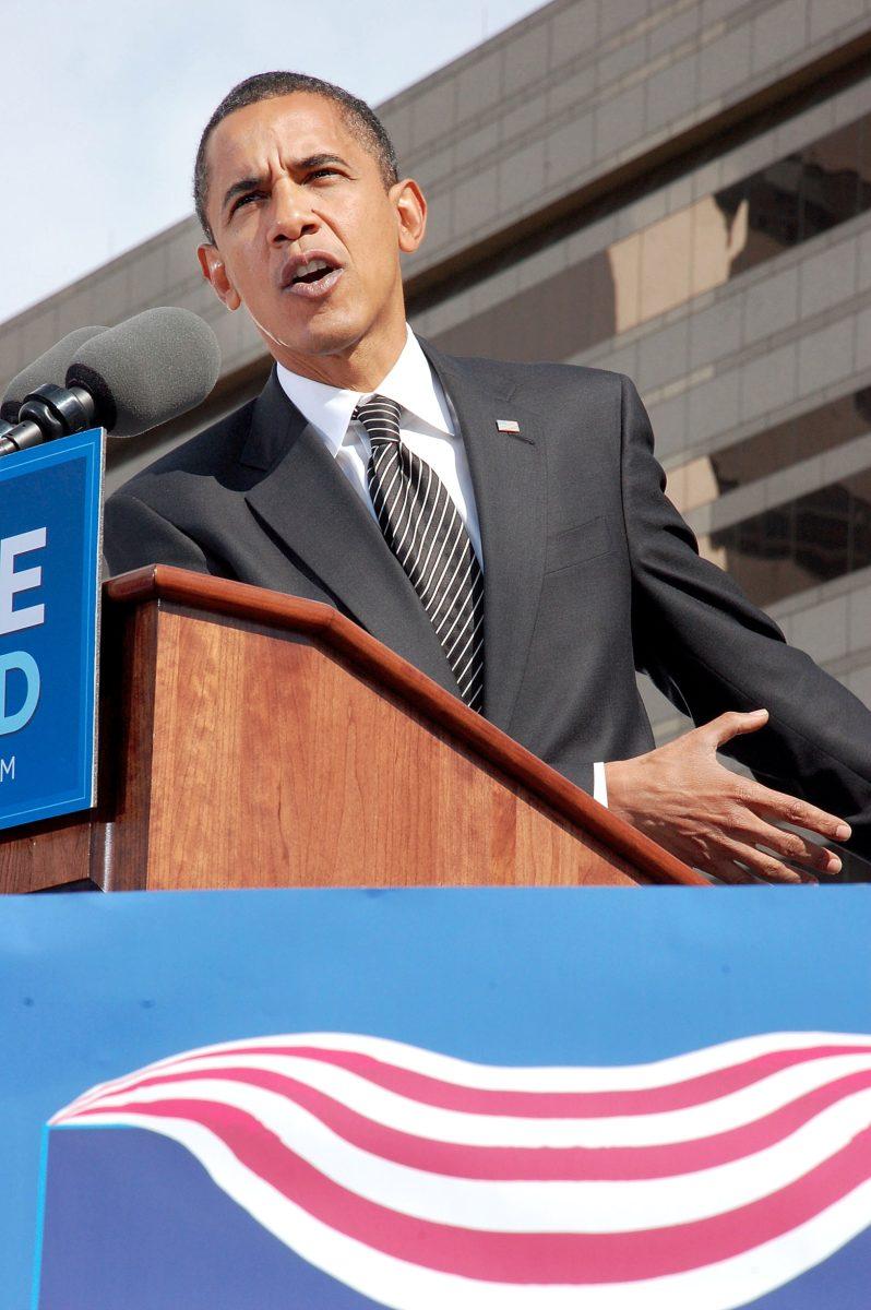 Obama rallies thousand days before election season ends