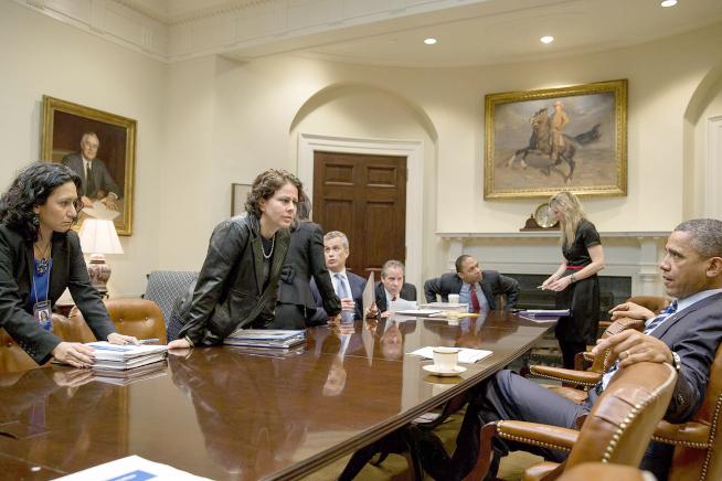 El presidente Barack Obama habla con Felicia Escobar, Director Principal de Pol&#237;ticas de Inmigraci&#243;n, a la izquierda, y Cecilia Mu&#241;oz, directora del Consejo de Pol&#237;tica Nacional, al t&#233;rmino de una reuni&#243;n con los asesores en la Sala Roosevelt de la Casa Blanca, 10 de enero de 2013.