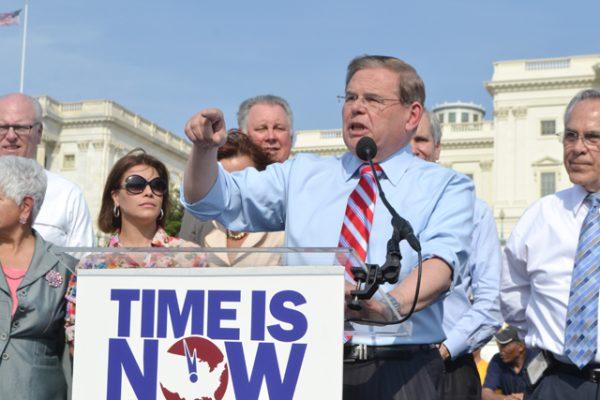 Sen. Bob Menéndez habla a un muchedumbre en Capitol Hill de la reforma migratoria.