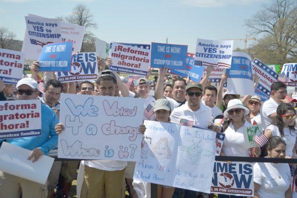 Personas de Carolina del Norte manifiestan durante la “Multitudinaria Marcha” en Washington.