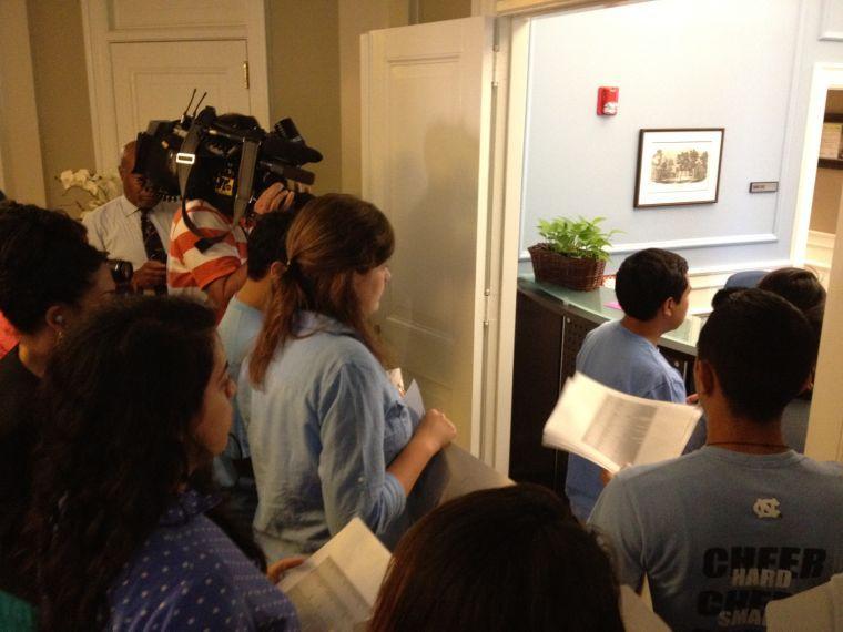 Students hand deliver petitions to UNC Chancellor's office.
Estudiantes entregan peticiones a mano a la oficina de la rectora de UNC.
