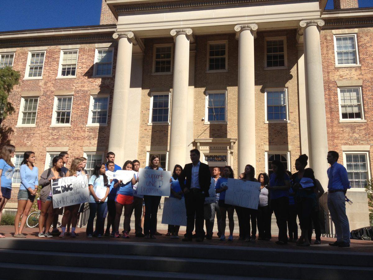 Students gather on steps of South Building on UNC's campus for a press conference on September 17, 2013.Estudiantes se juntan por los escalones del South Building en el campus de UNC para una conferencia de prensa en el 17 de septiembre, 2013.