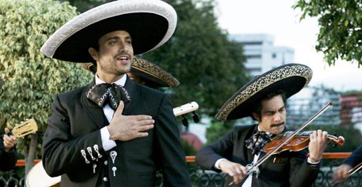 Alejandro Fernandez, interpretado por Jaime Camil, un actor famoso para sus roles en telenovelas, trabaja en un grupo musical en la pel&#237;cula.