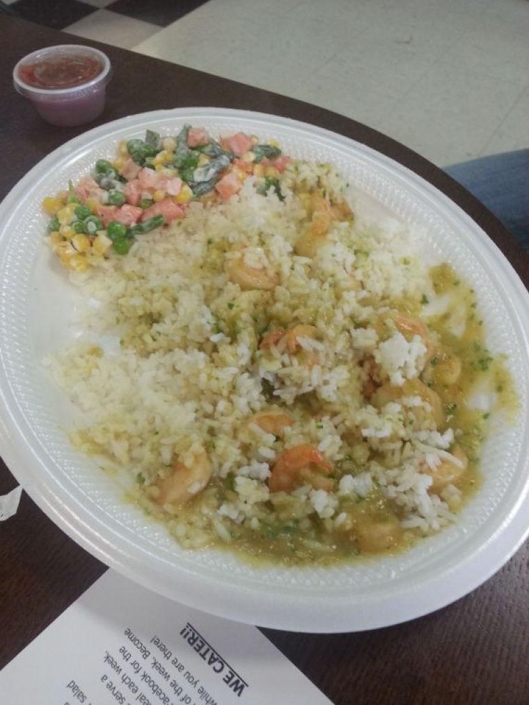 Un plato principal de Espiga Bakery, el encocado de camar&#243;n se sierve en los martes. Consiste en camarones cocinados en una salsa de coco. Es un plato favorito de los due&#241;os.
A main entree of Espiga Bakery, the encocado de camar&#243;n is served on Tuesdays. It consists of shrimp cooked in coconut sauce. It is a favorite meal of the owners.