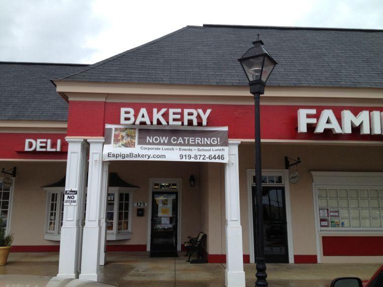 Espiga bakery, una cafeter&#237;a ecuatoriana, est&#225; ubicada en una plaza comercial en Raleigh del norte, 20 minutos de campus.