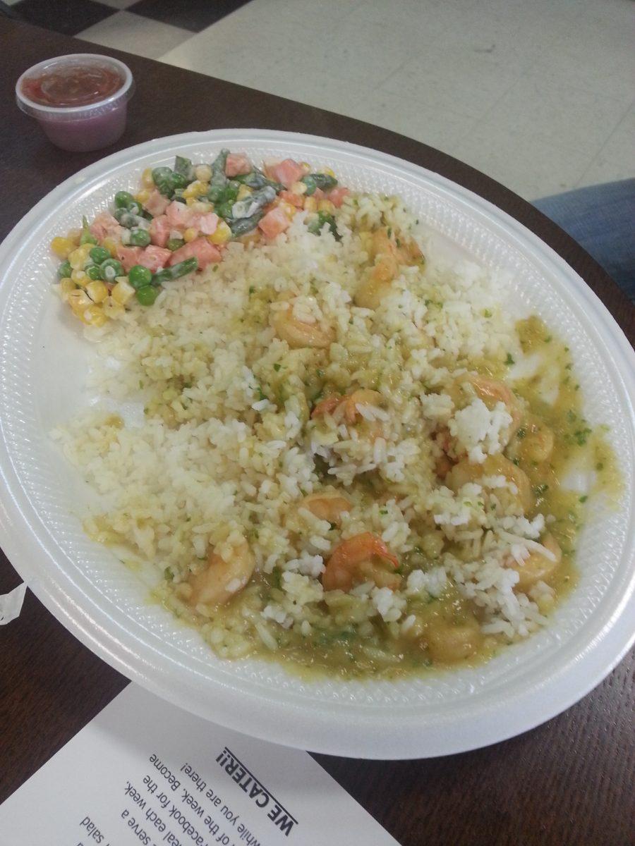 Un plato principal de Espiga Bakery, el encocado de camar&#243;n se sierve en los martes. Consiste en camarones cocinados en una salsa de coco. Es un plato favorito de los due&#241;os.A main entree of Espiga Bakery, the encocado de camar&#243;n is served on Tuesdays. It consists of shrimp cooked in coconut sauce. It is a favorite meal of the owners.