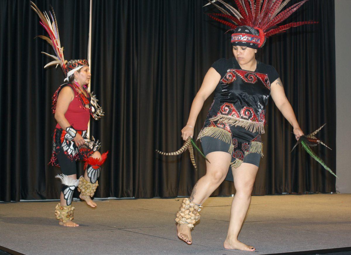 Danza Atzeca, un grupo que demuestran bailes tradicionales de M&#233;xico, baila primero en el evento anual de Mi Familia que trae m&#225;s de 200 personas al nuevo Talley Ballroom el 21 de marzo.