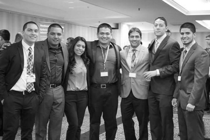 Estudiantes Travis Stump, Edgardo Lopez, Yaseline Mu&#241;oz, Josue Alcaraz, Sebastian Acevedo y Joel Perez posan para una foto en la &#250;ltima noche de la conferencia.&#160;
