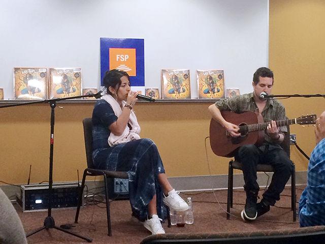 Ana Tijoux realiza una de las canciones de su &#225;lbum reciente, "Vengo," para asistentes en la Universidad de Duke y su serie de "Talking Music" del Foro for Scholars and Publics. Este &#225;lbum mezcla hip-hop con una narraci&#243;n que cuenta sus historias de su ni&#241;ez, feminismo y activismo en todo el mundo.&#160;