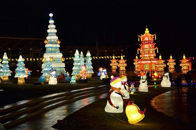 The center of the North Carolina Lantern Festival focuses on the Christmas spirit separating the Chinese towers from the Christmas trees and Santas. The center display was surrounded by various displays of animals and plants.